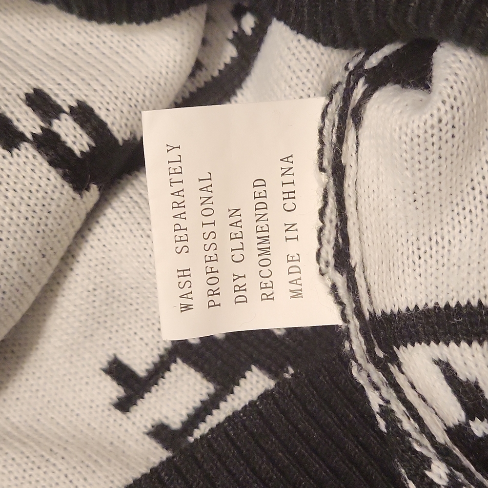 Beautiful Winter Patterned Sweater - image 3